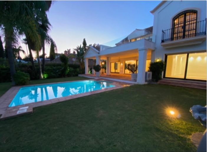 Villa til salgs til Guadalmina Baja (Marbella)